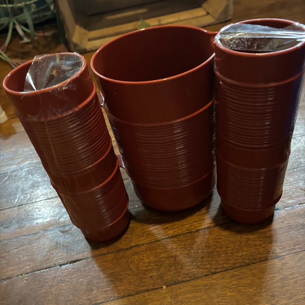 vintage 1980s Rubbermaid ribbed tumbler set in a brick red colo